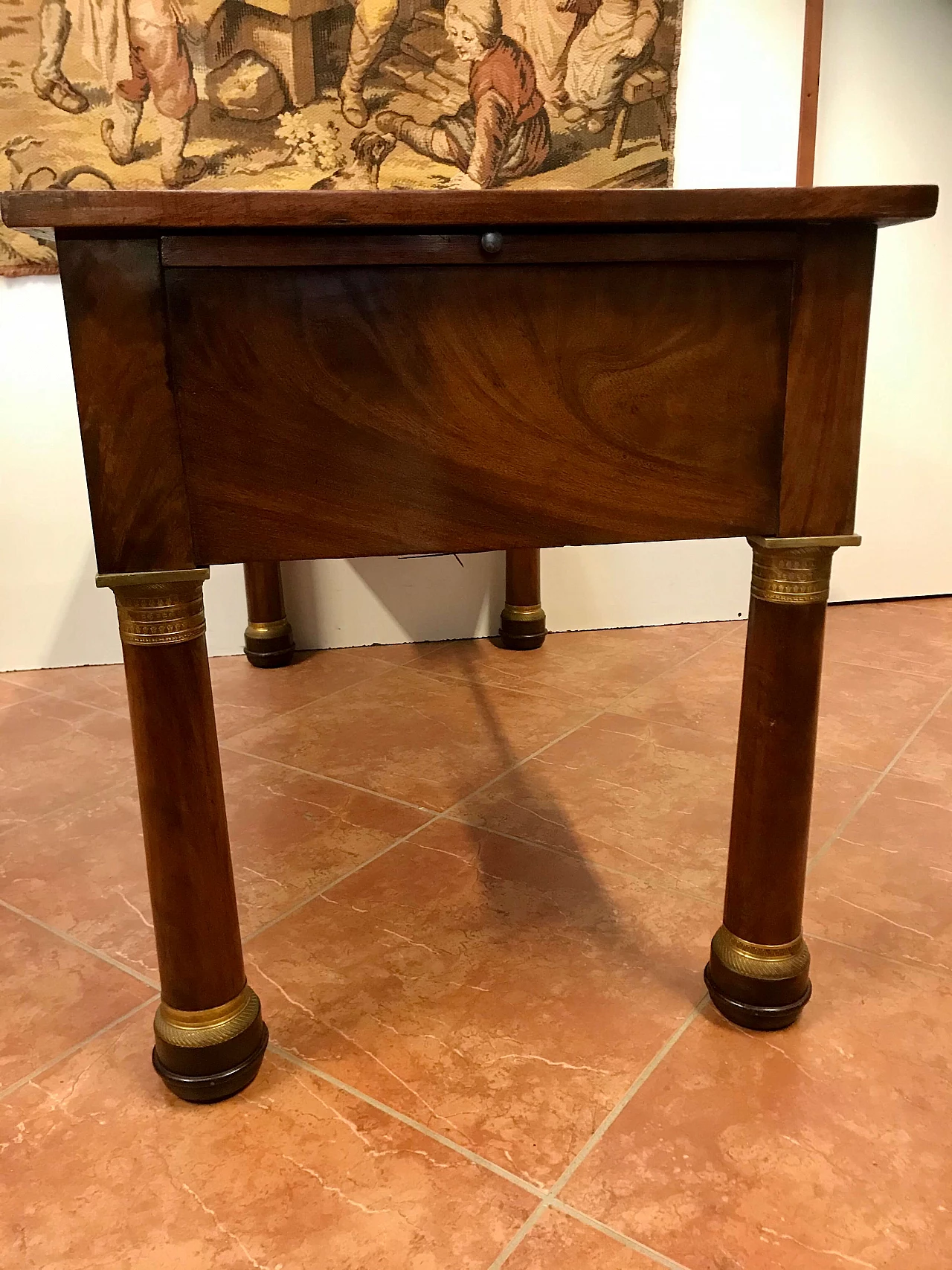 Tavolo Scrittoio Impero a colonne con bronzi dorati in piuma di mogano, piano e tiretti rivestiti in pelle, originale primi '800 1234729