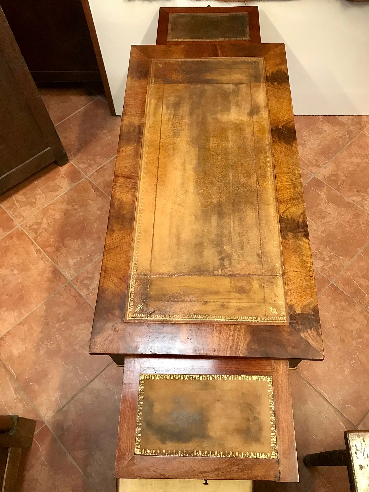 Empire writing table with columns and bronze gilded mahogany feather, top and drawers covered in leather, original early 19th century 1234730