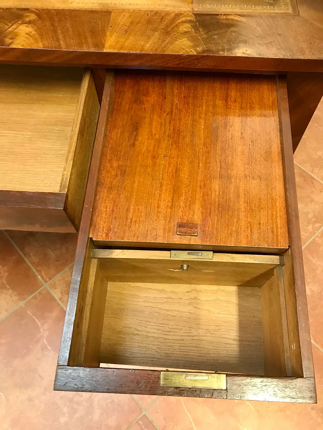 Empire writing table with columns and bronze gilded mahogany feather, top and drawers covered in leather, original early 19th century 1234733