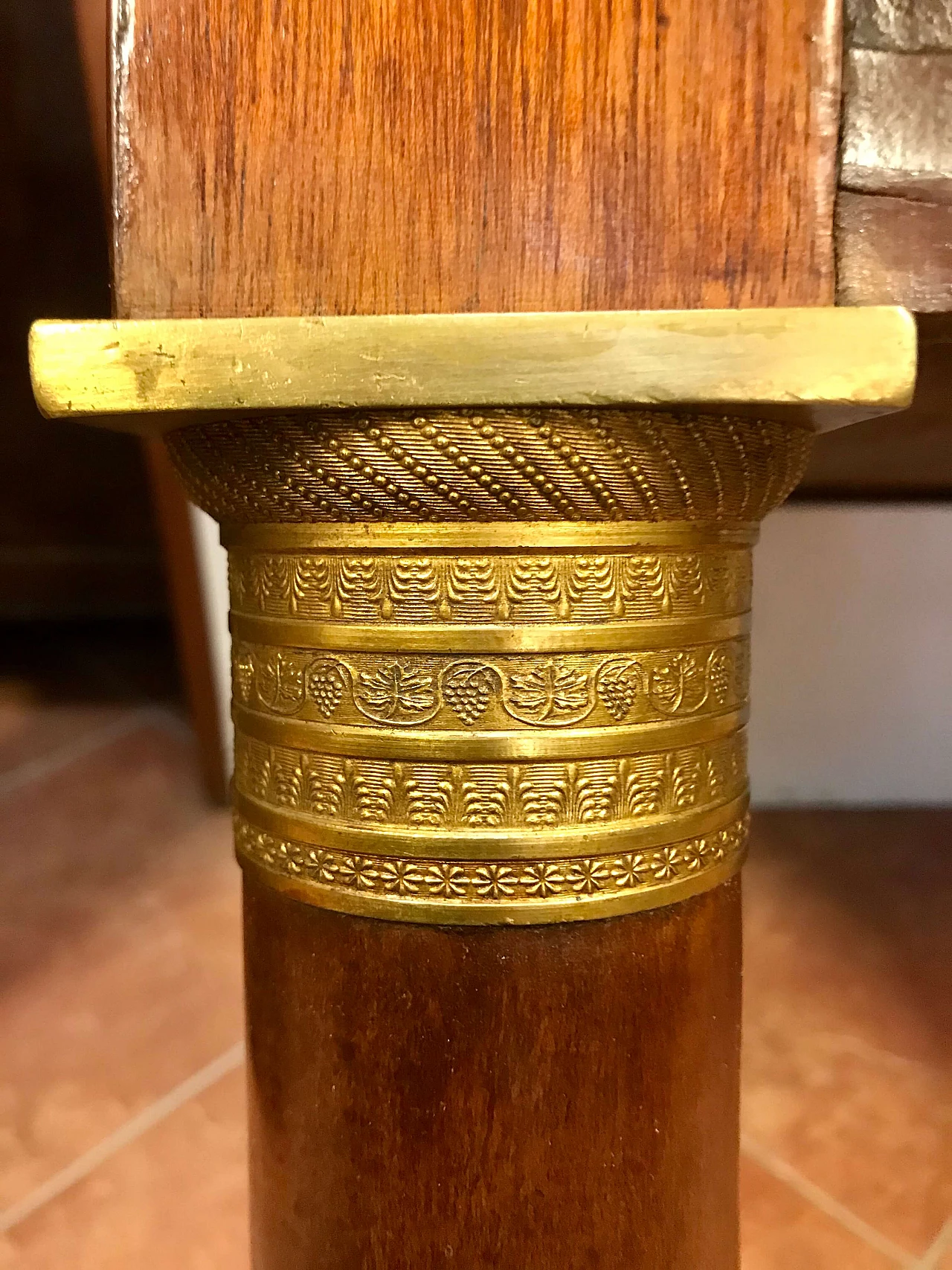 Tavolo Scrittoio Impero a colonne con bronzi dorati in piuma di mogano, piano e tiretti rivestiti in pelle, originale primi '800 1234734