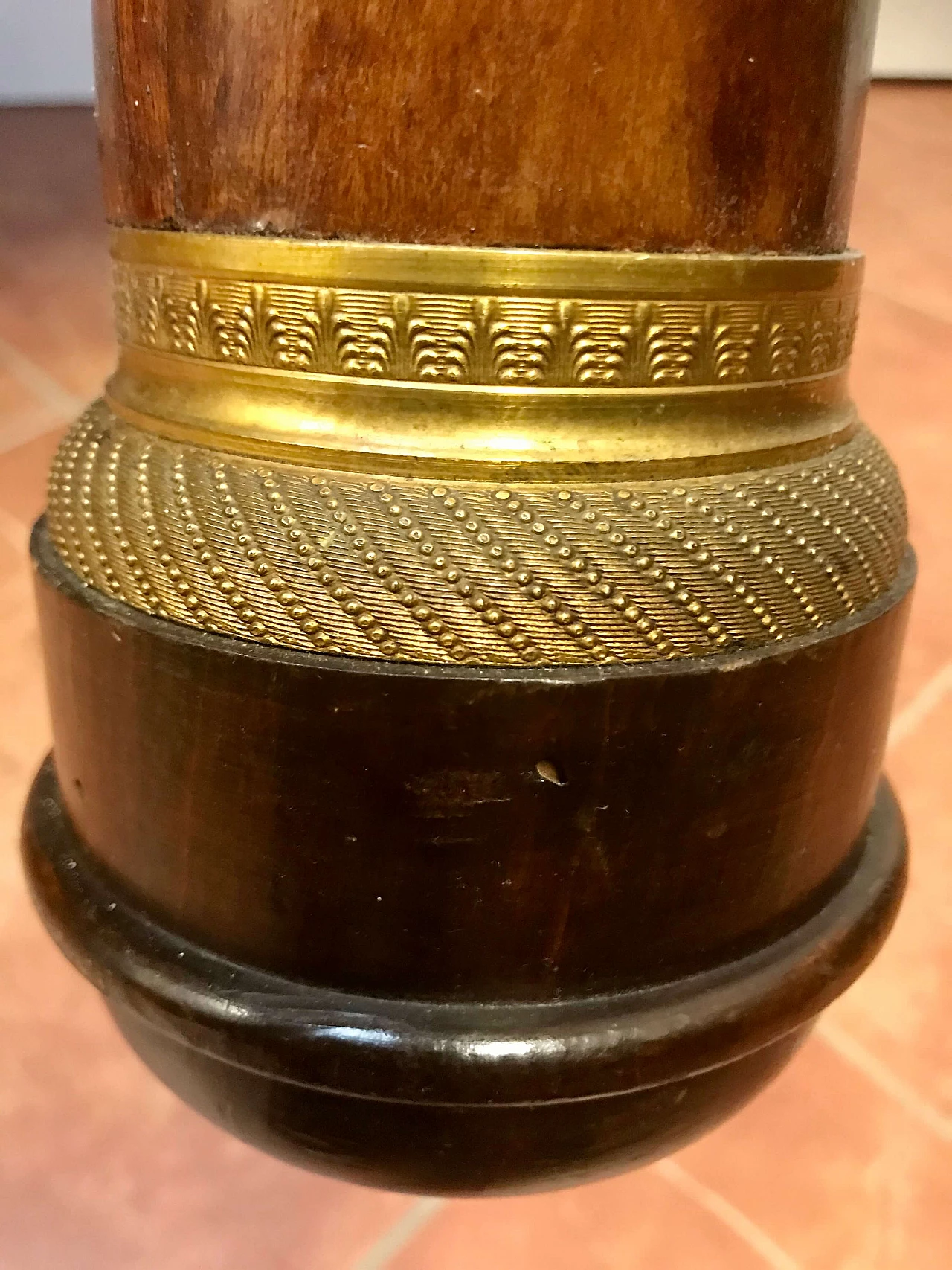 Tavolo Scrittoio Impero a colonne con bronzi dorati in piuma di mogano, piano e tiretti rivestiti in pelle, originale primi '800 1234735