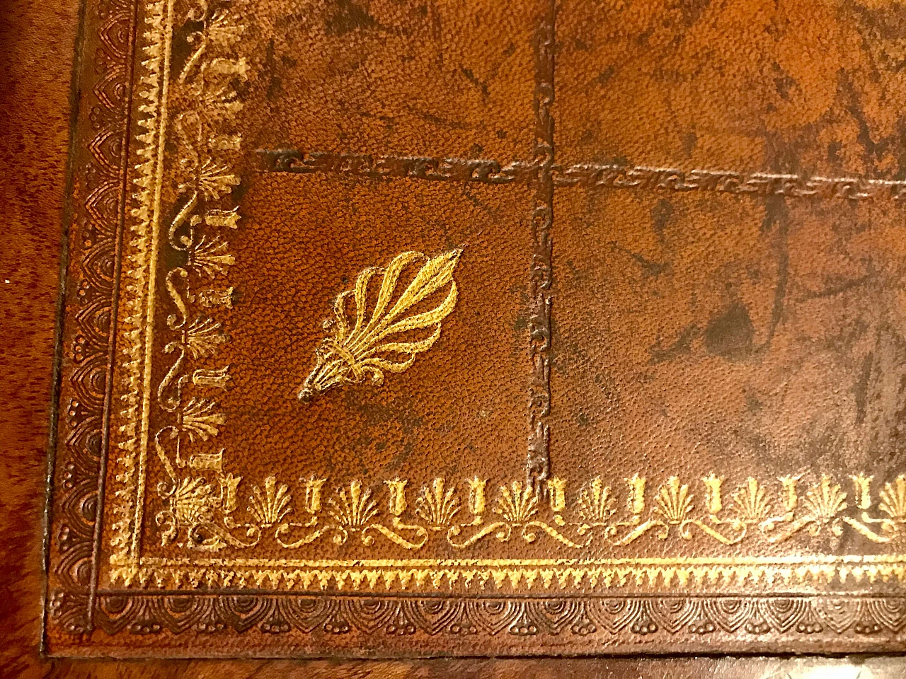 Empire writing table with columns and bronze gilded mahogany feather, top and drawers covered in leather, original early 19th century 1234736