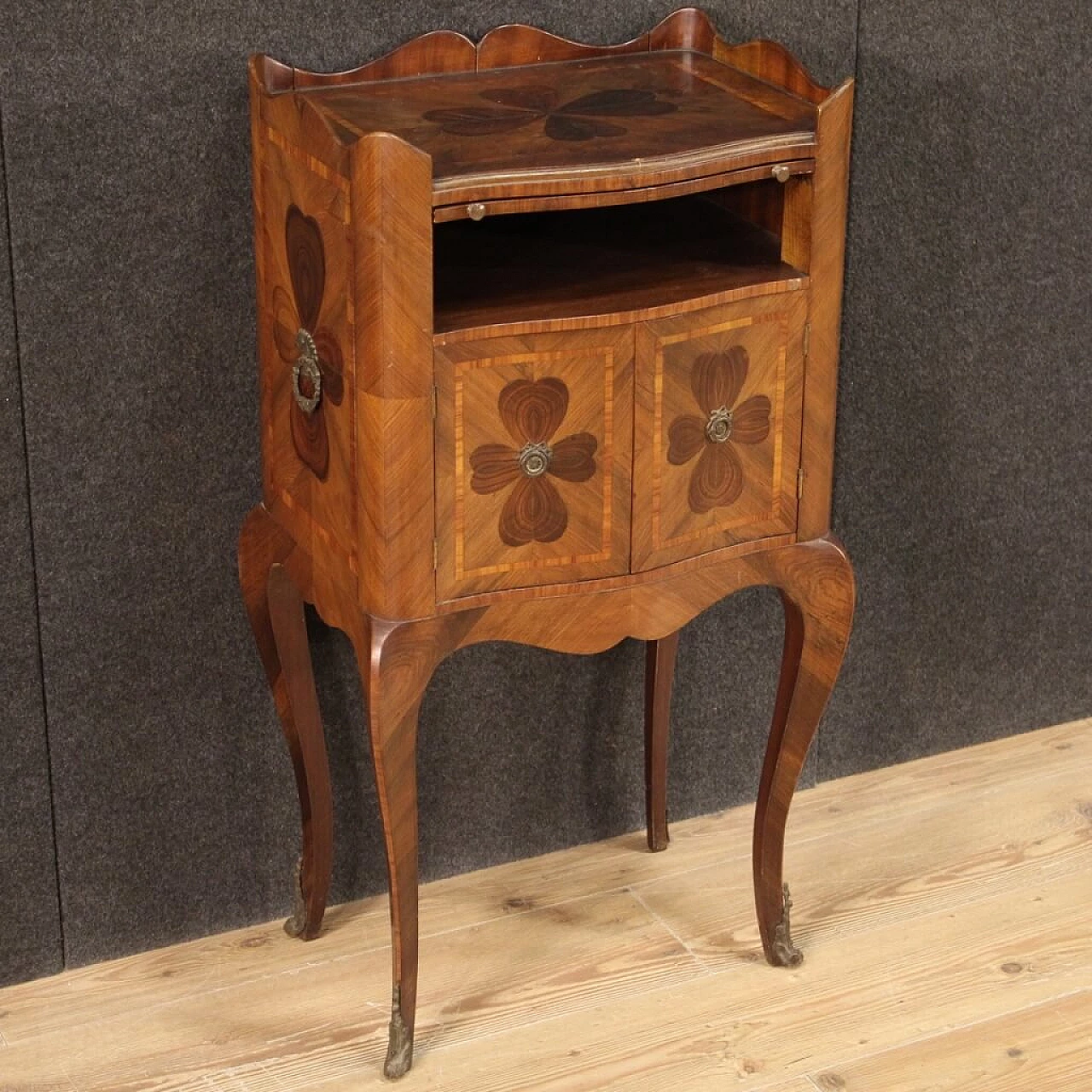 Genoese bedside table with cloverleaf of the 20th century 1234983