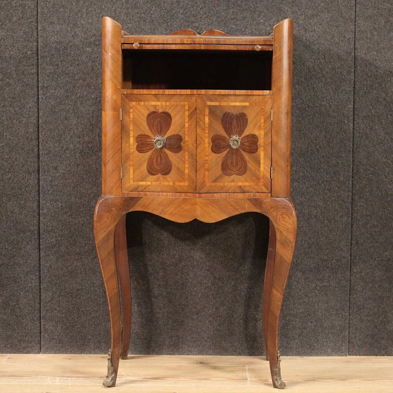 Genoese bedside table with cloverleaf of the 20th century 1234984