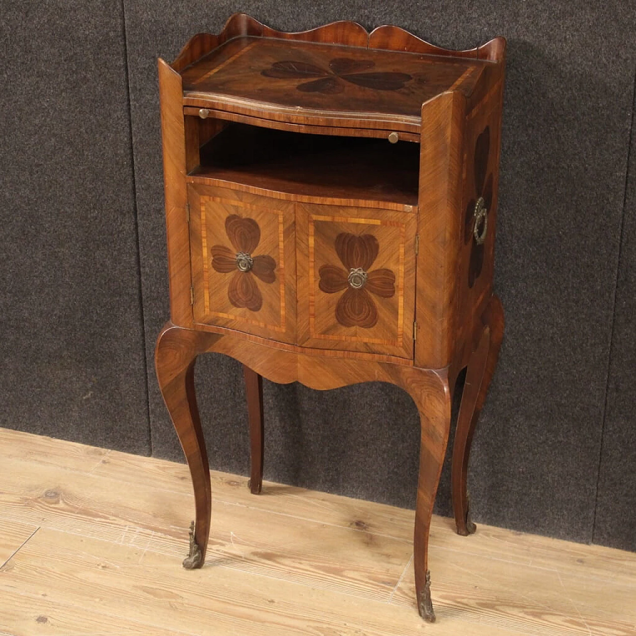 Genoese bedside table with cloverleaf of the 20th century 1234985