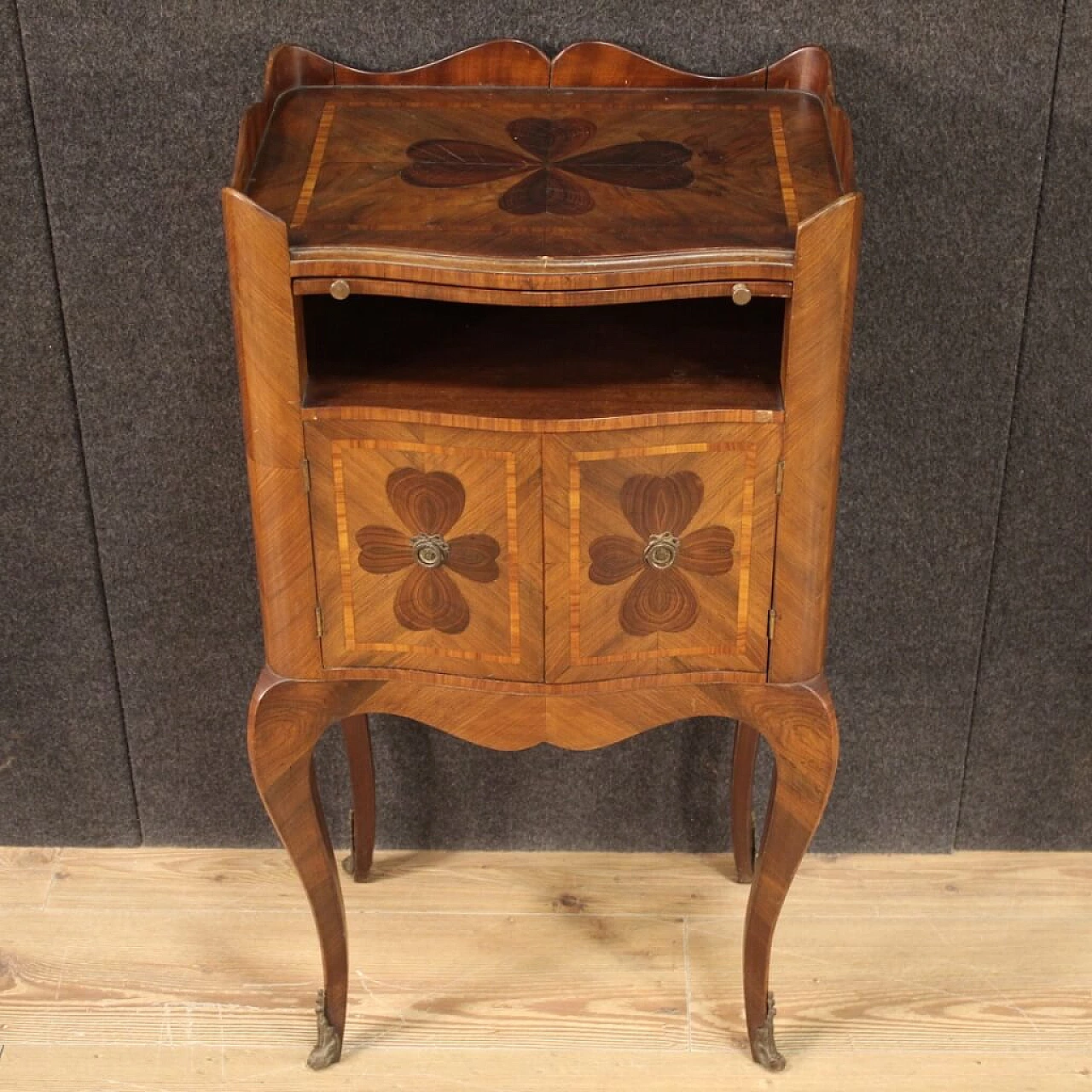 Genoese bedside table with cloverleaf of the 20th century 1234986