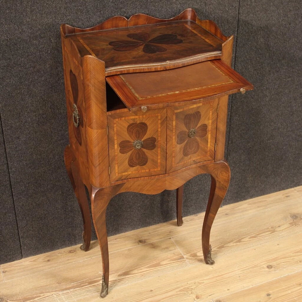 Genoese bedside table with cloverleaf of the 20th century 1234987