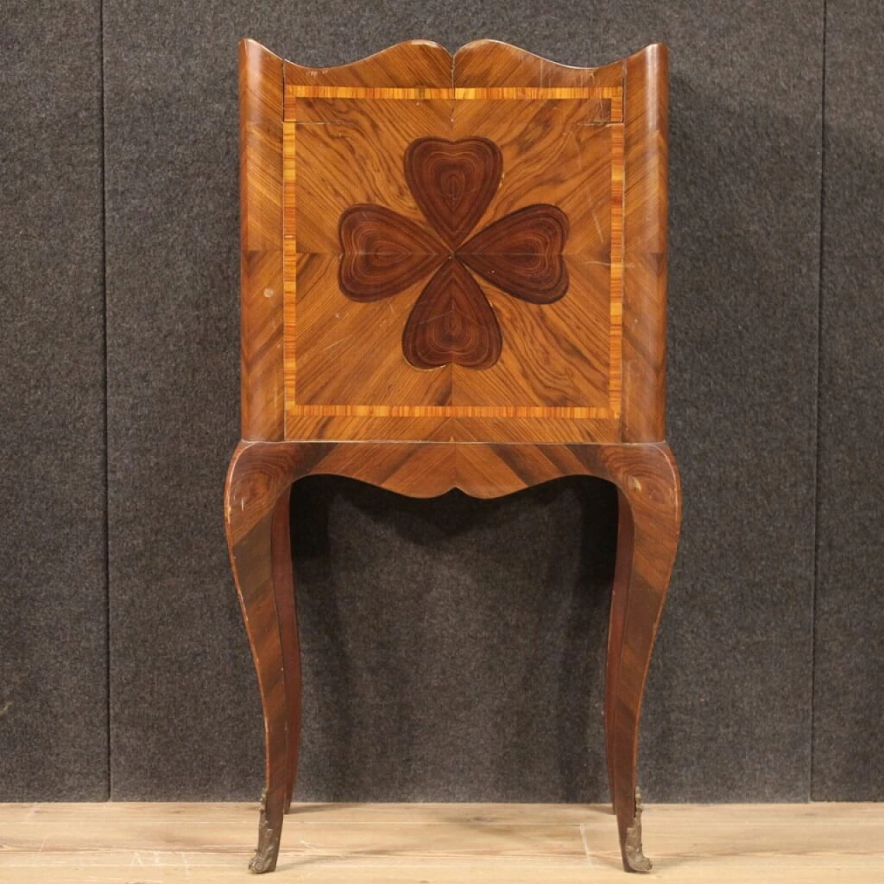 Genoese bedside table with cloverleaf of the 20th century 1234990