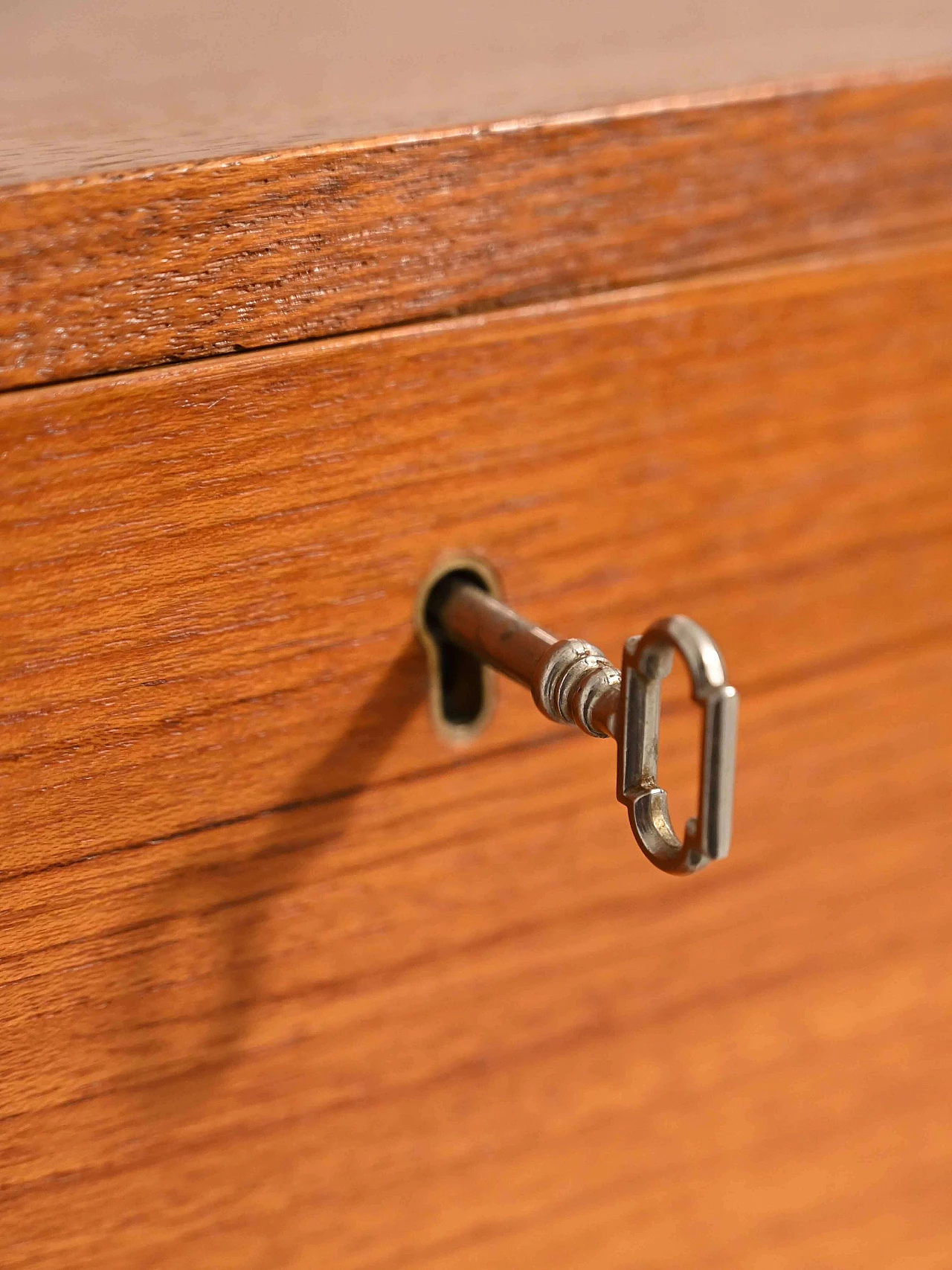 Cassettiera scandinava in teak con pomelli, anni '60 1235337