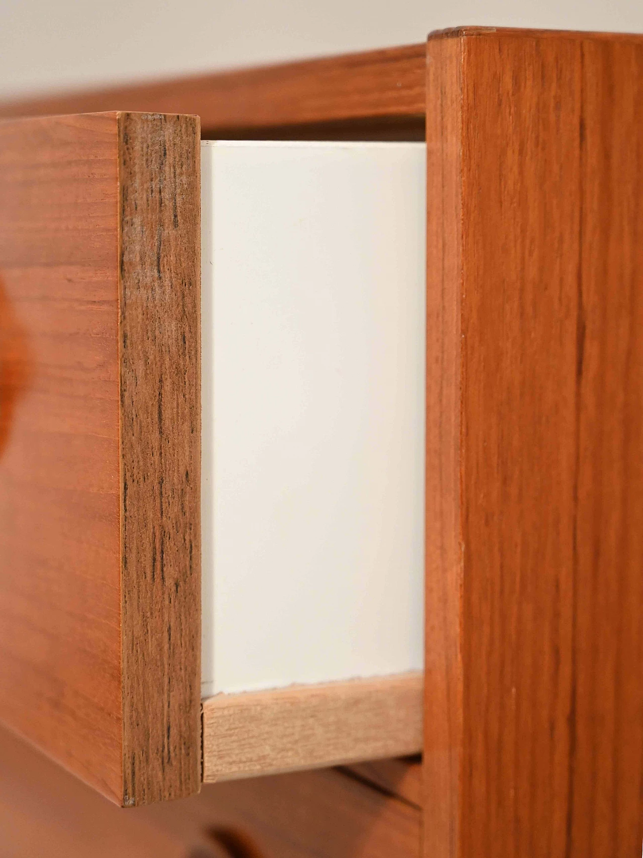 Cassettiera scandinava in teak con pomelli, anni '60 1235338