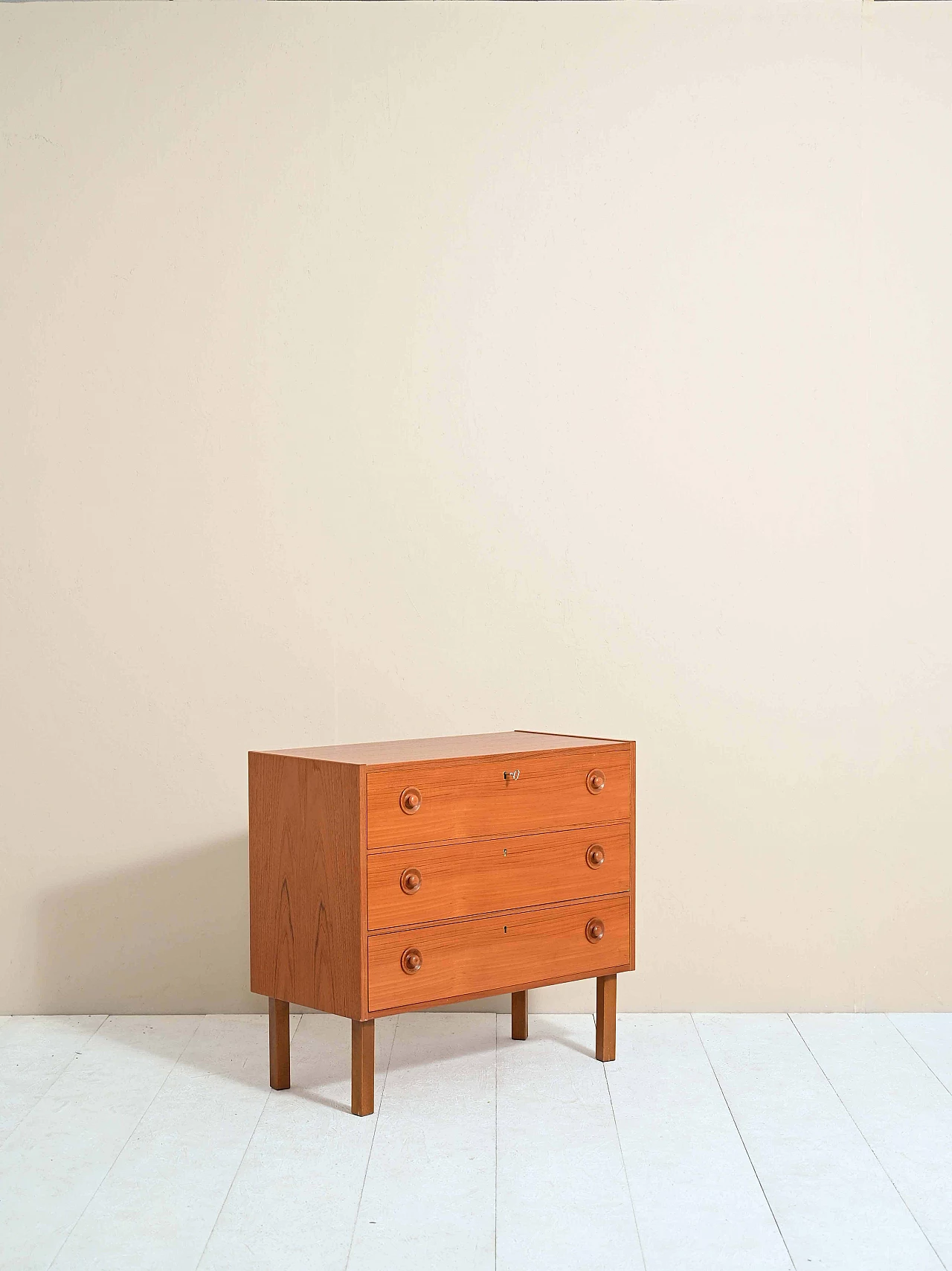 Cassettiera scandinava in teak con pomelli, anni '60 1235342