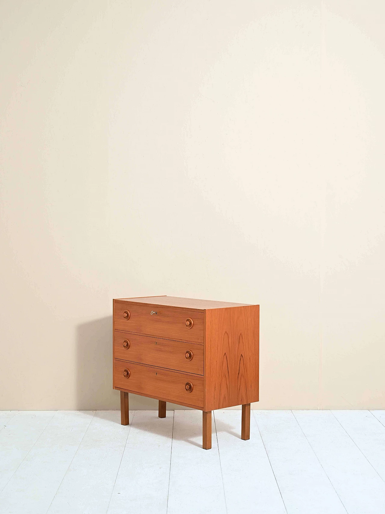 Cassettiera scandinava in teak con pomelli, anni '60 1235343