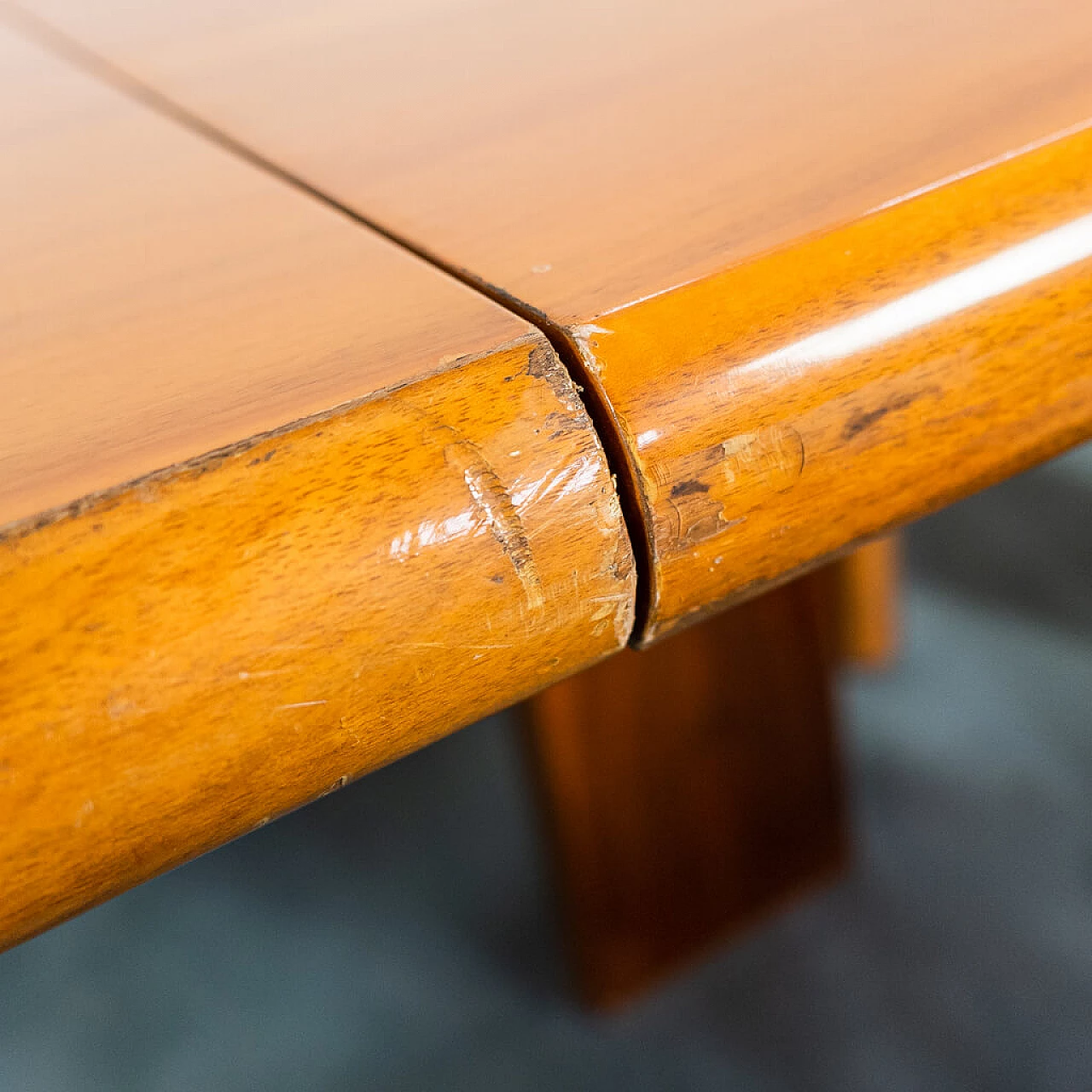 Meeting desk in wood with brass inserts and 10 Chairs in lacquered wood and leather, 70s 1235829