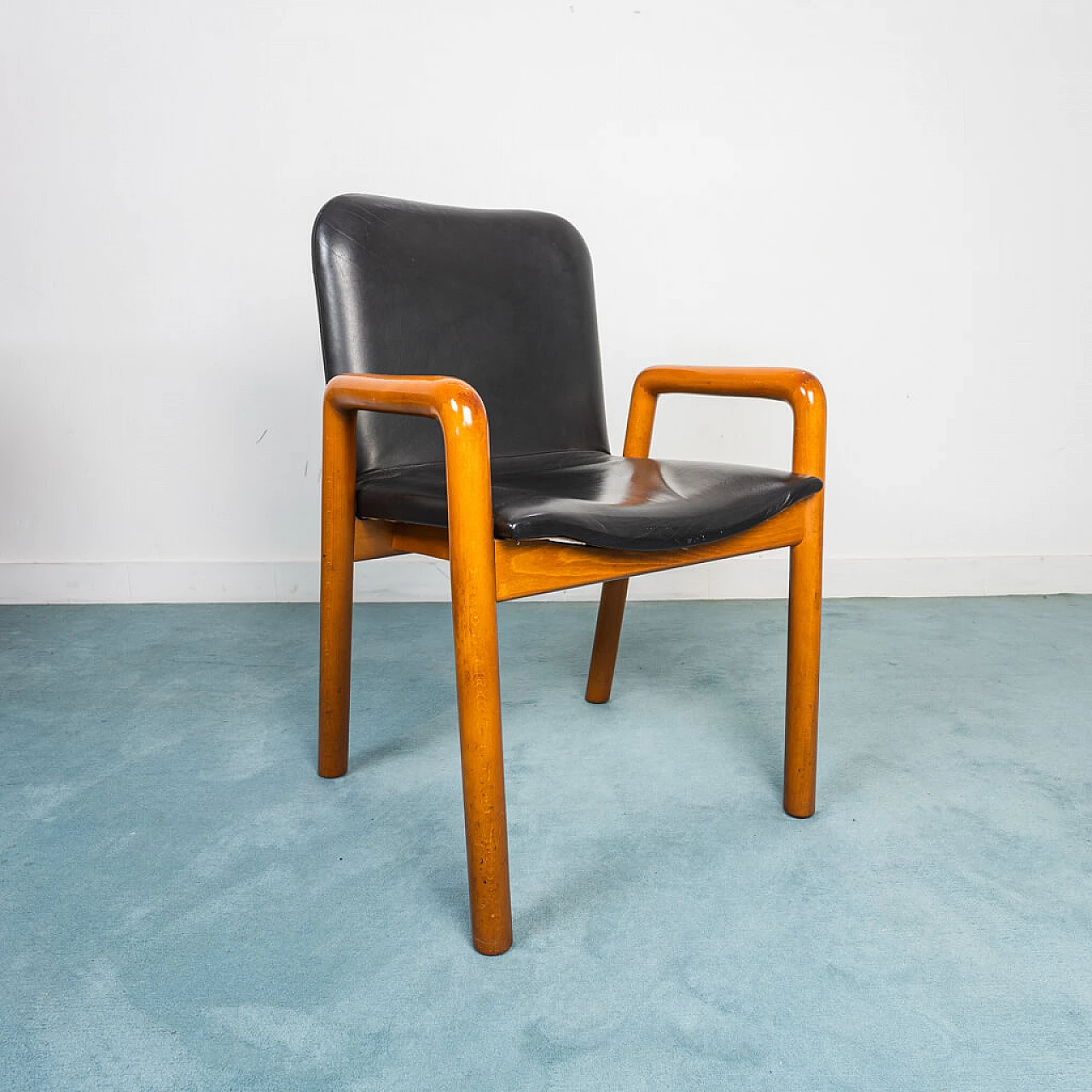 Meeting desk in wood with brass inserts and 10 Chairs in lacquered wood and leather, 70s 1235833