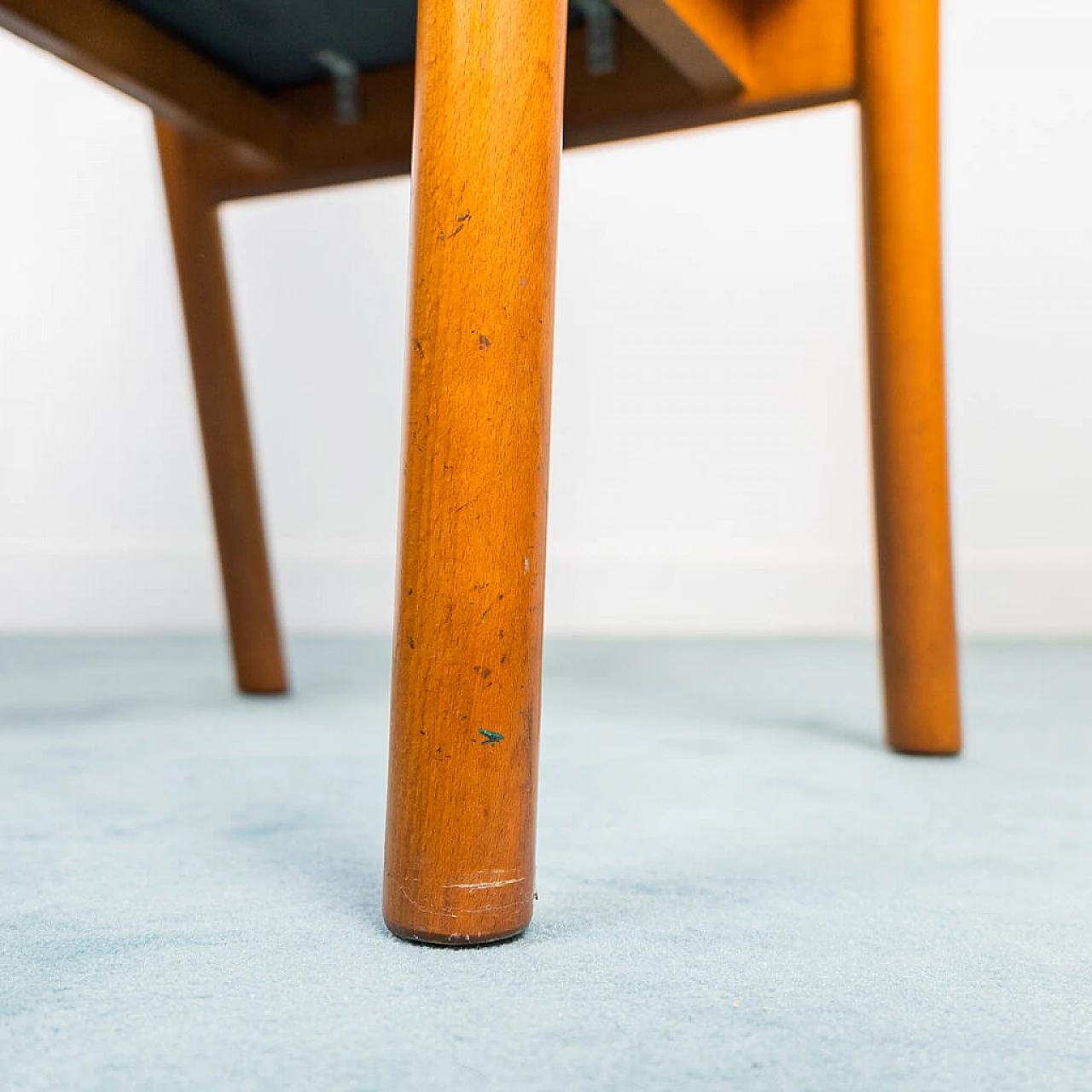 Meeting desk in wood with brass inserts and 10 Chairs in lacquered wood and leather, 70s 1235836