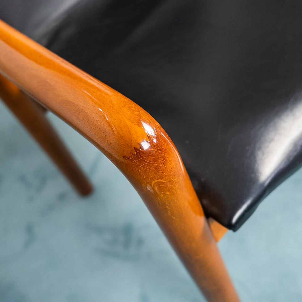 Meeting desk in wood with brass inserts and 10 Chairs in lacquered wood and leather, 70s 1235837