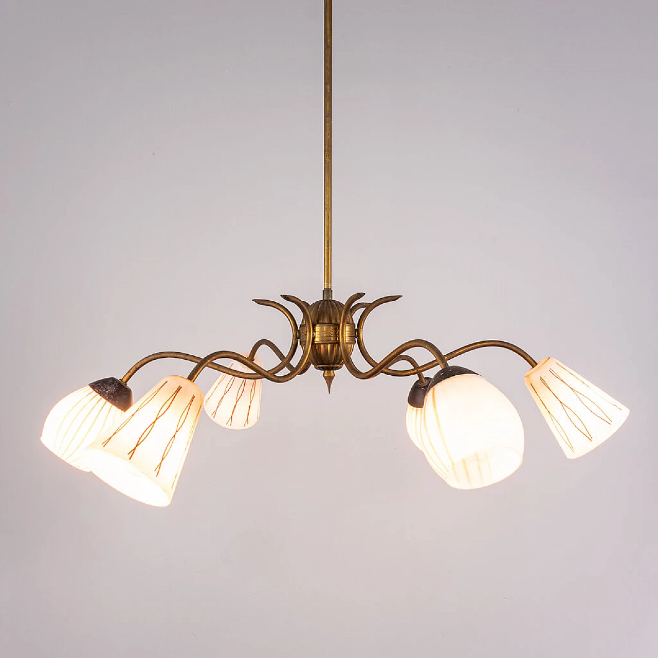 Lampadario a 6 luci in ottone e vetro opalino, anni '50 1236390