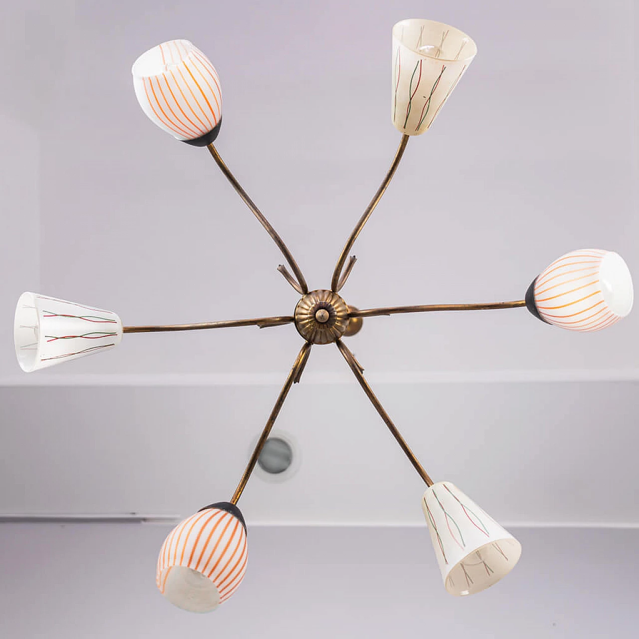 Lampadario a 6 luci in ottone e vetro opalino, anni '50 1236395