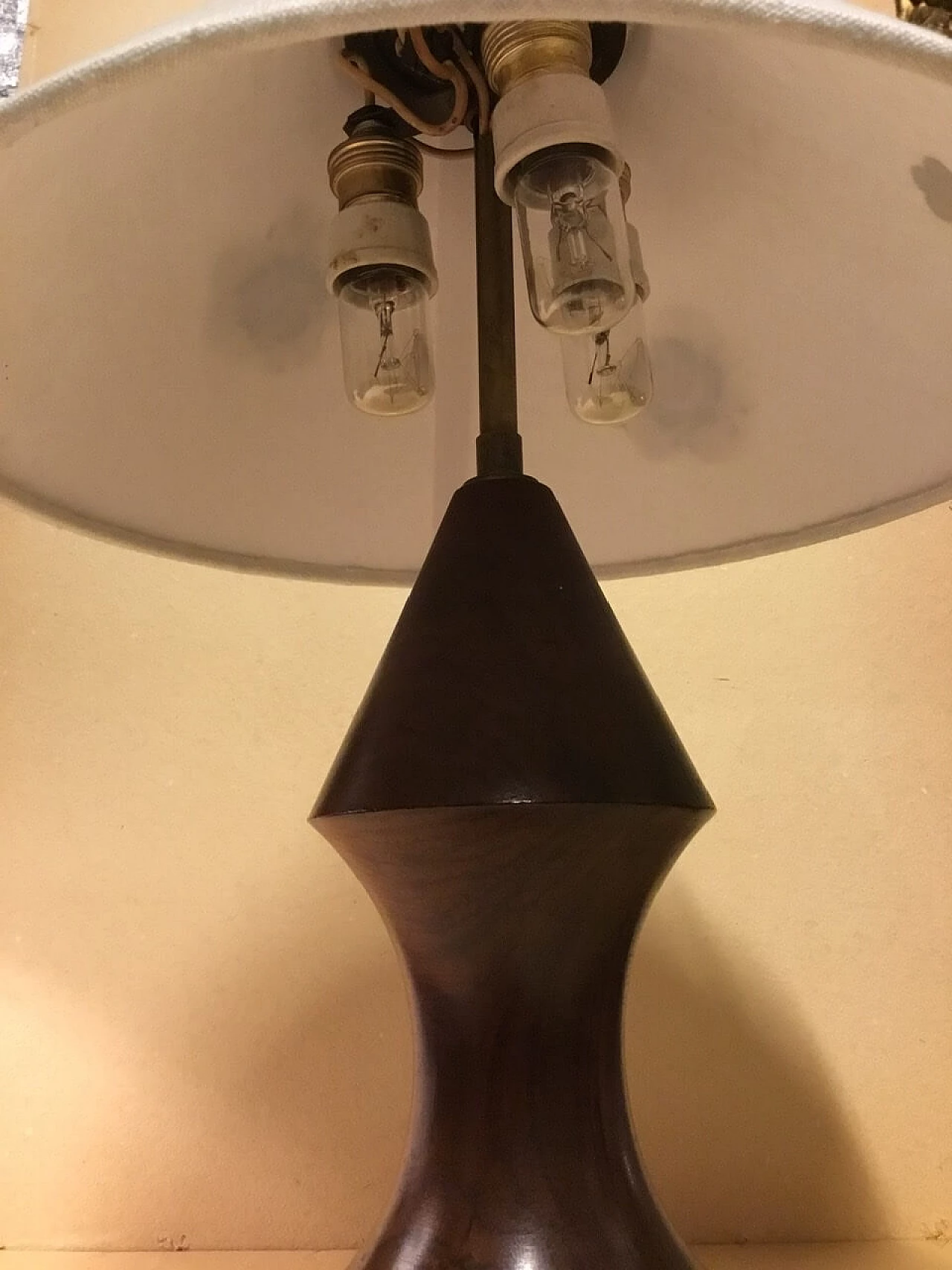 Lampada da tavolo in noce, anni '60 1236729
