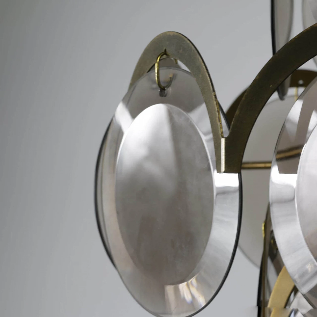 Lampadario con dischi in vetro fumè e ottone, anni '60 1236927