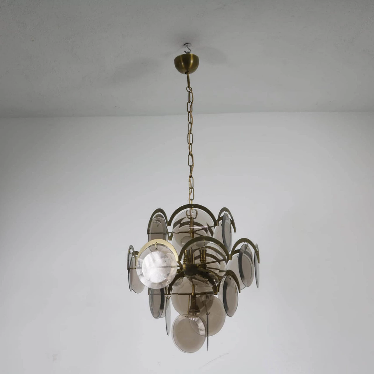 Lampadario con dischi in vetro fumè e ottone, anni '60 1236929