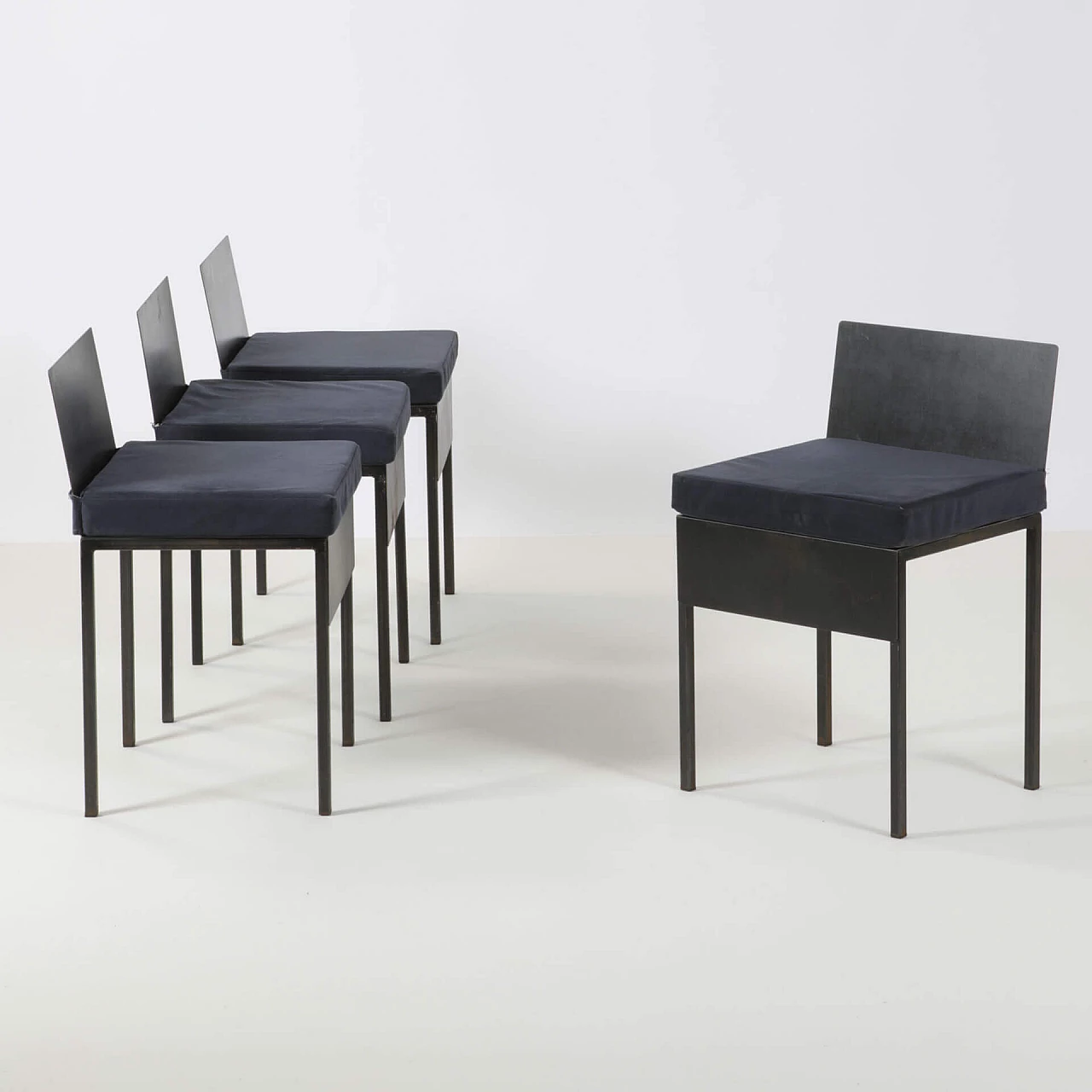4 Chairs with iron structure and velvet cushions, 80s 1240076