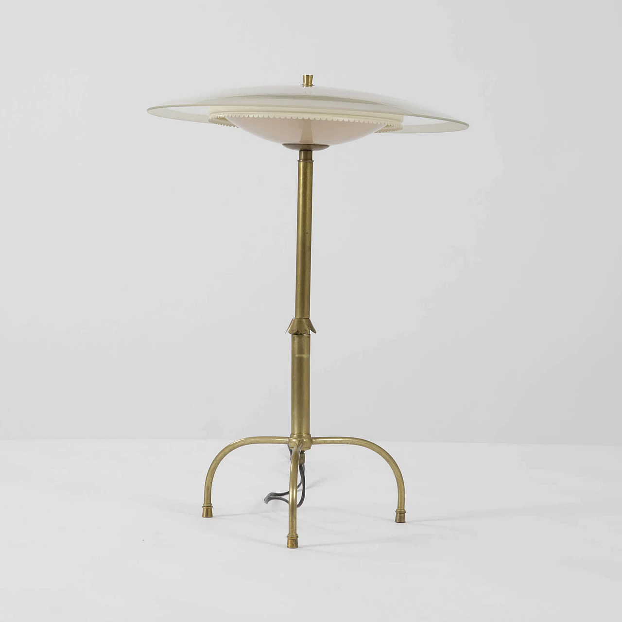 Lampada da tavolo in ottone e diffusore in vetro satinato, anni '60 1240212