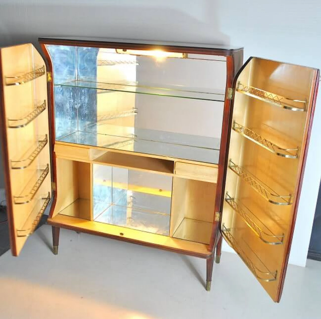 Bar cabinet in walnut, brass and frosted glass in the style of Luigi Poppio by La Permanente Mobili Cantù, 40s 1240955