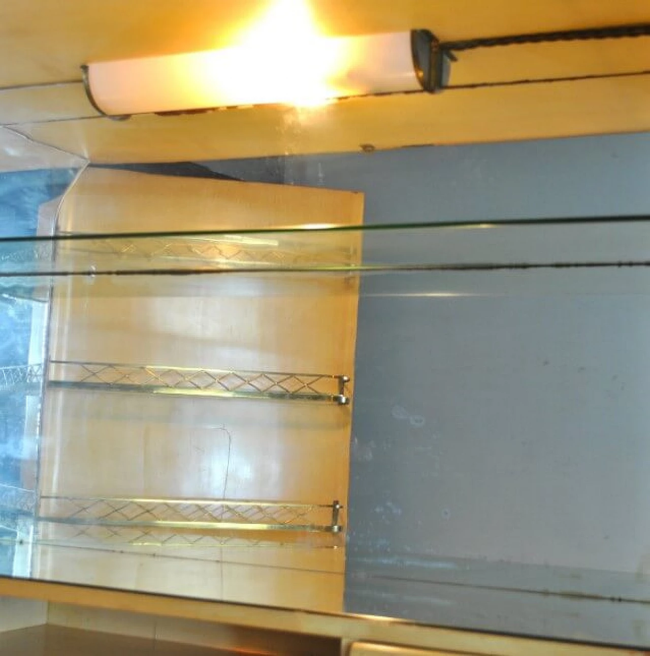 Mobile bar in noce, ottone e vetro satinato nello stile di Luigi Poppio di La Permanente Mobili Cantù, anni '40 1240961