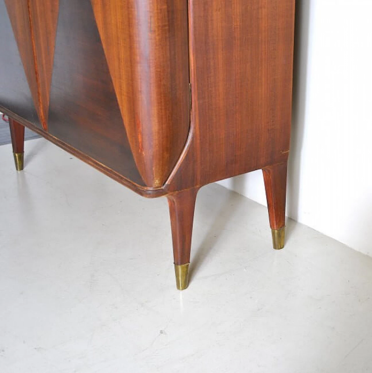 Mobile bar in noce, ottone e vetro satinato nello stile di Luigi Poppio di La Permanente Mobili Cantù, anni '40 1240962