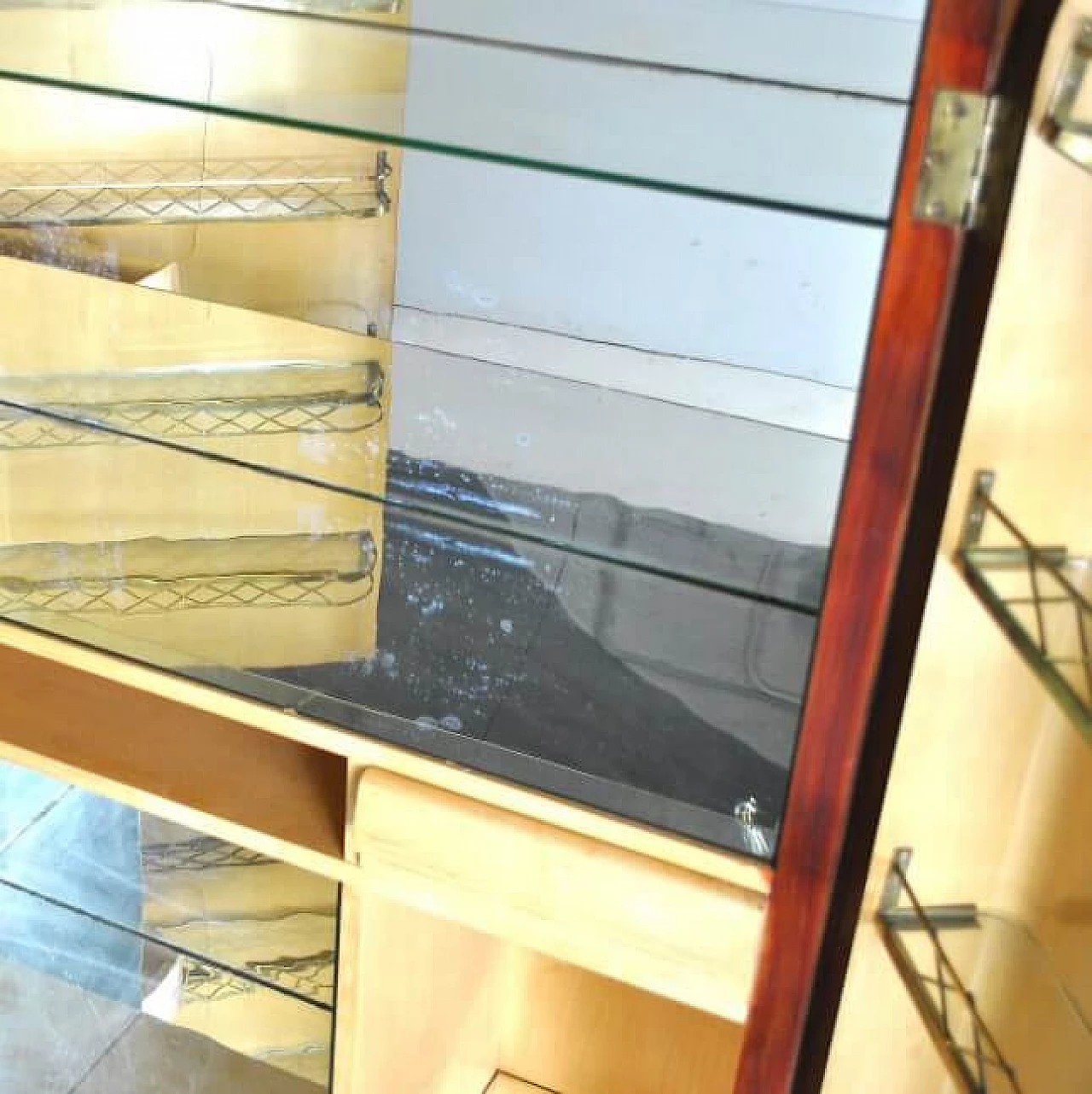 Mobile bar in noce, ottone e vetro satinato nello stile di Luigi Poppio di La Permanente Mobili Cantù, anni '40 1240965