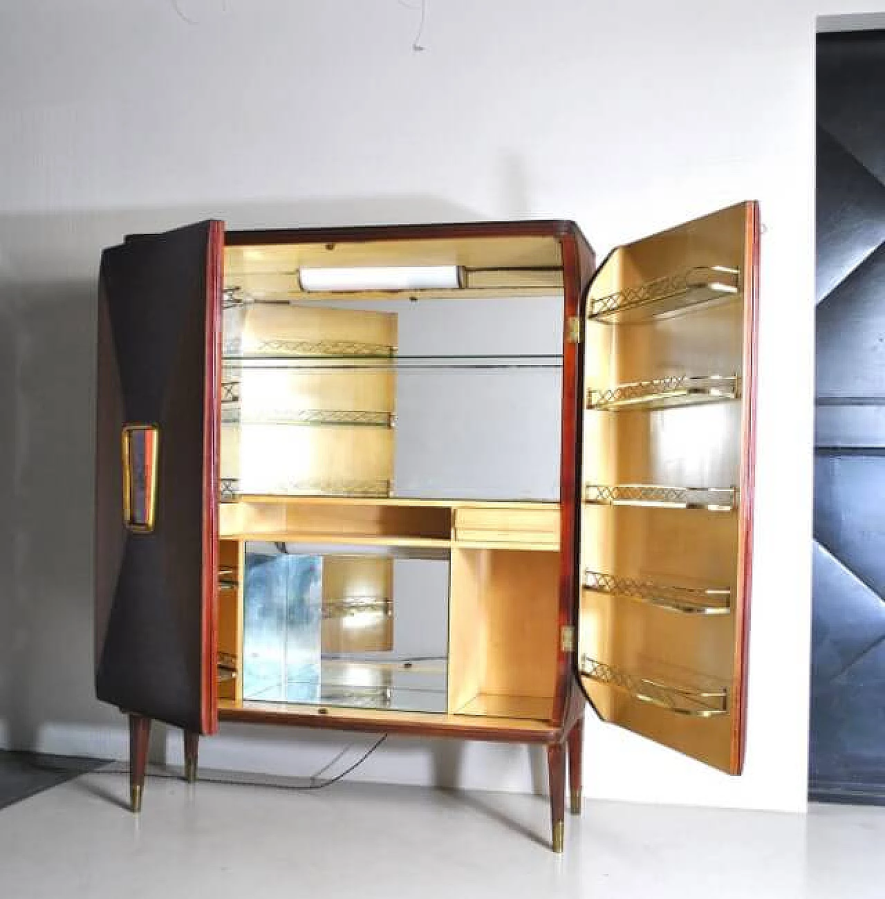 Bar cabinet in walnut, brass and frosted glass in the style of Luigi Poppio by La Permanente Mobili Cantù, 40s 1240966