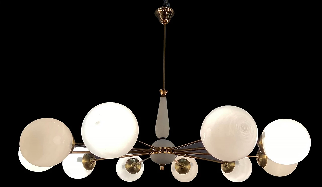 Lampadario in ottone e vetro opalino, anni '50 1241585