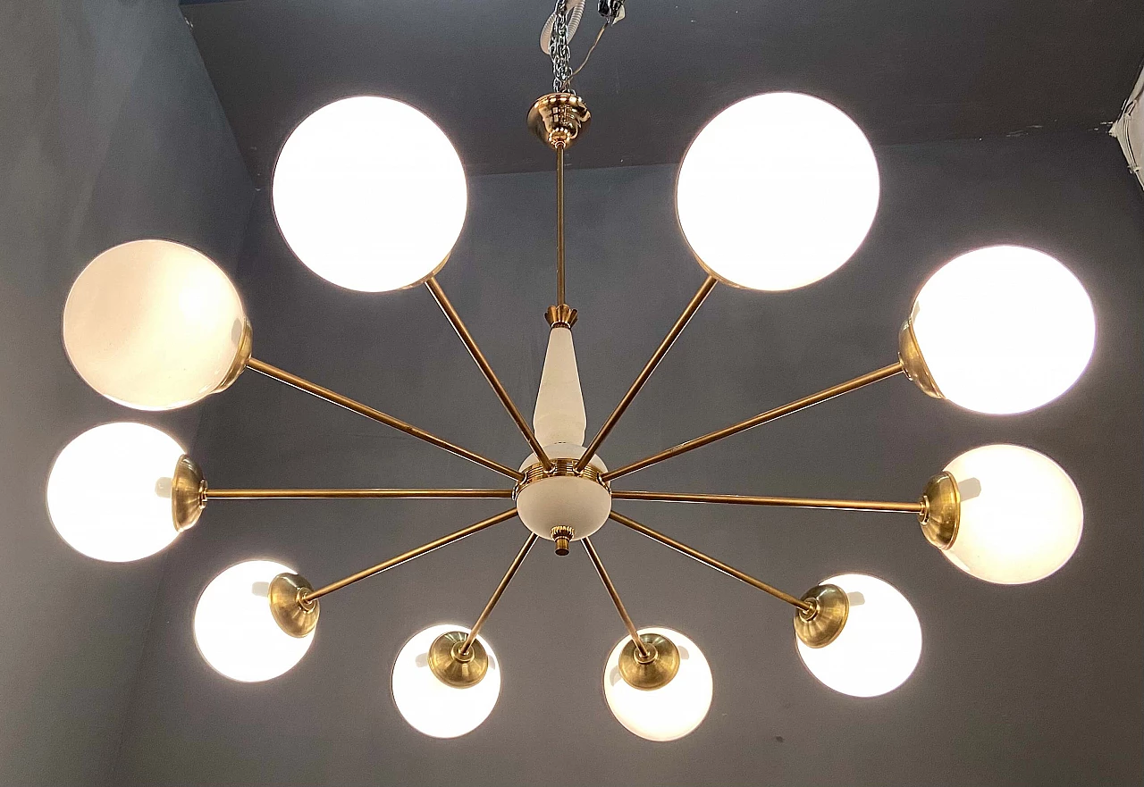 Lampadario in ottone e vetro opalino, anni '50 1241586