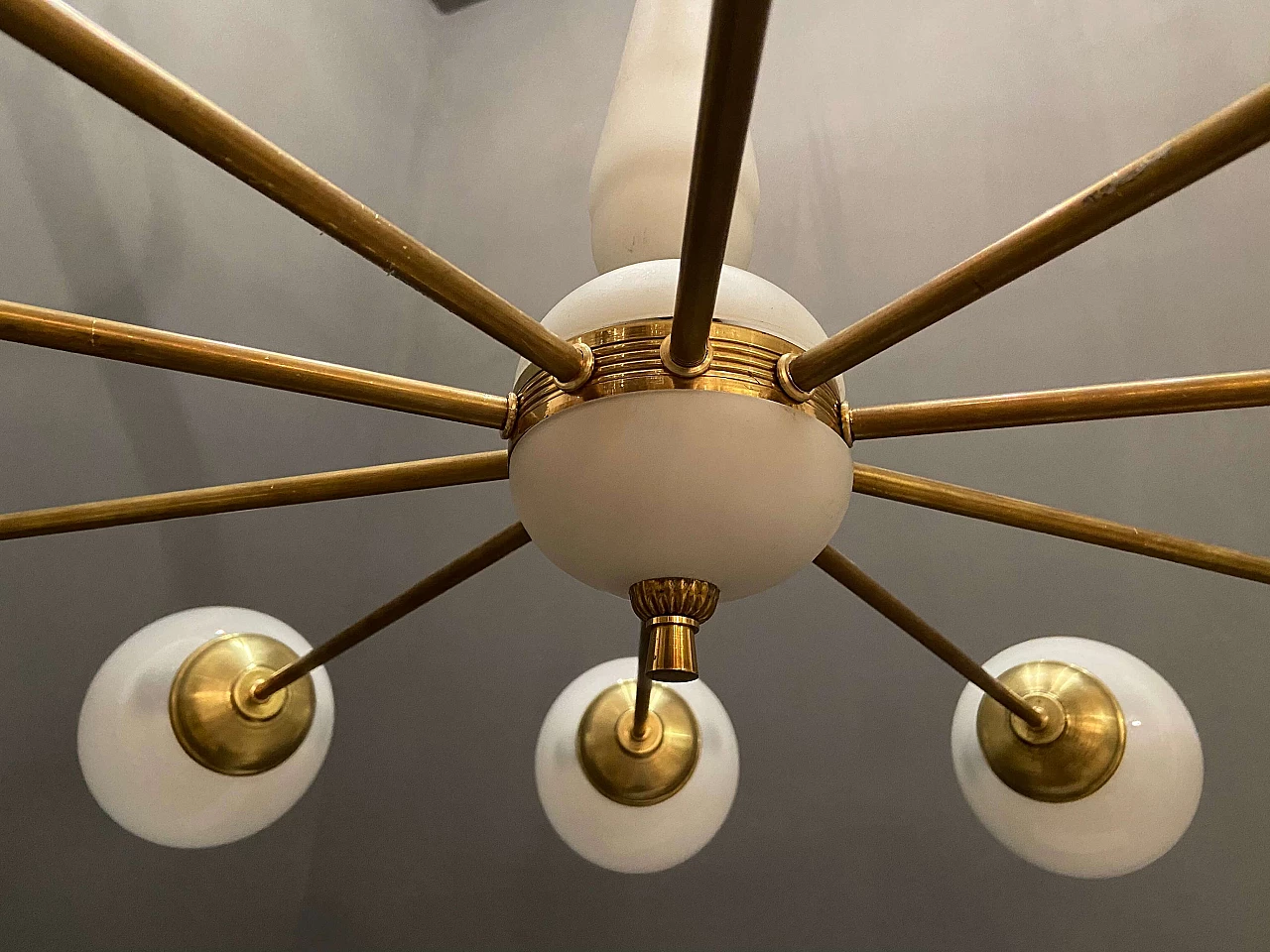 Lampadario in ottone e vetro opalino, anni '50 1241587