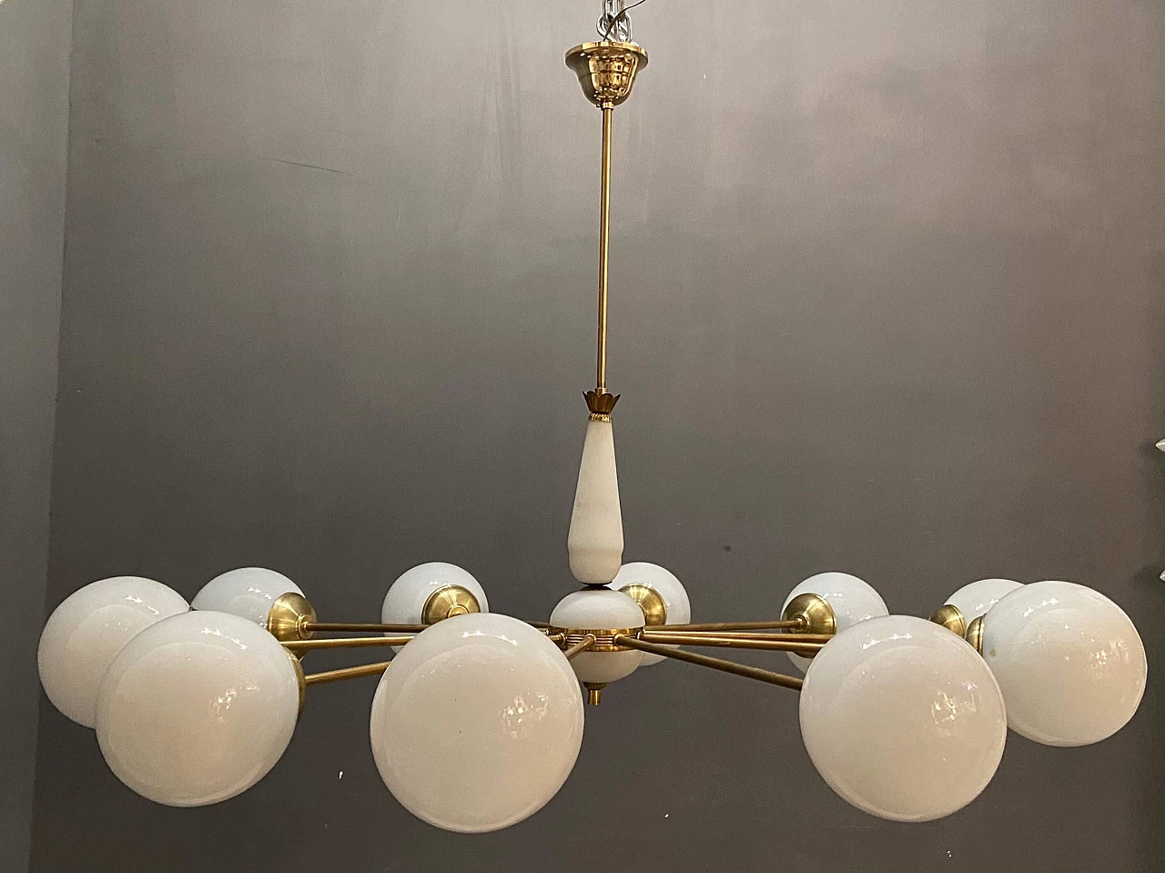 Lampadario in ottone e vetro opalino, anni '50 1241588