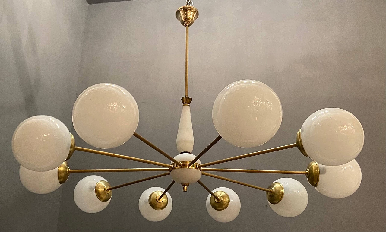 Lampadario in ottone e vetro opalino, anni '50 1241589