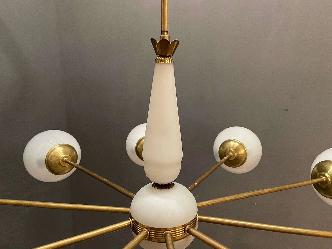 Lampadario in ottone e vetro opalino, anni '50 1241590