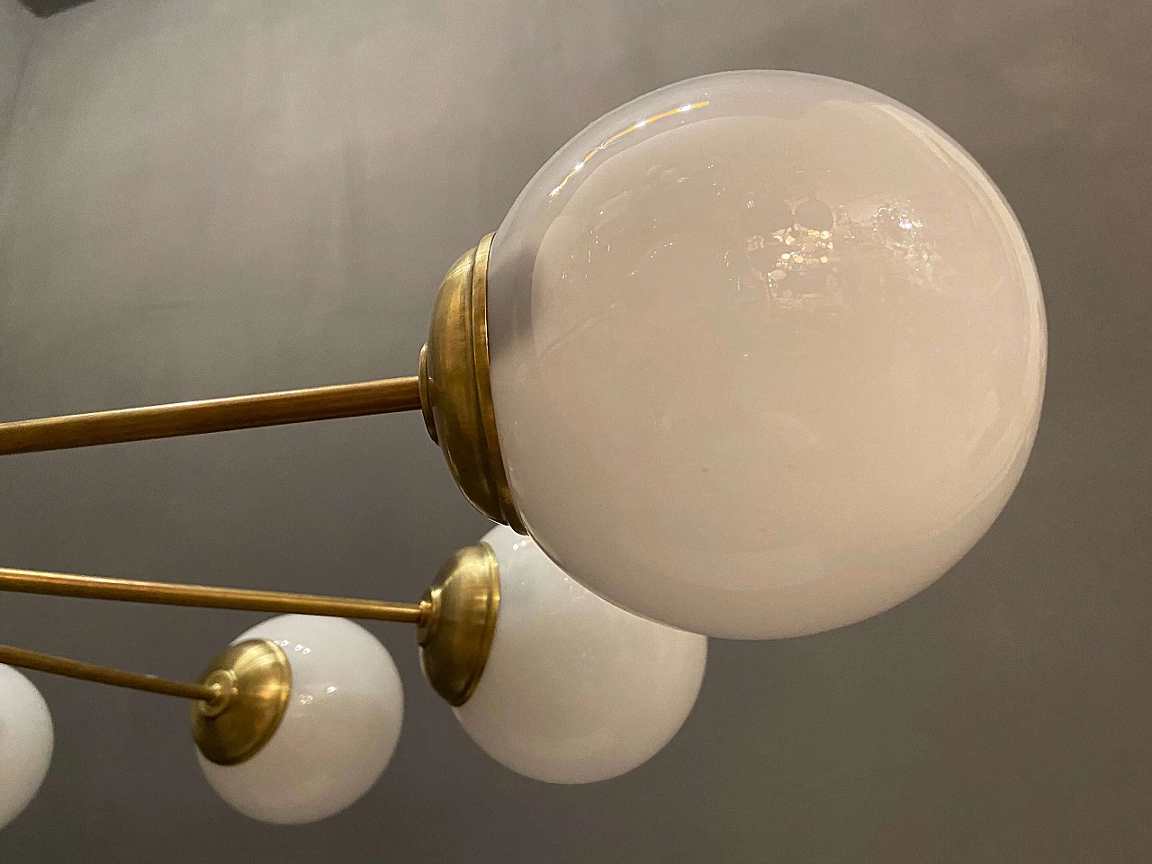 Lampadario in ottone e vetro opalino, anni '50 1241591