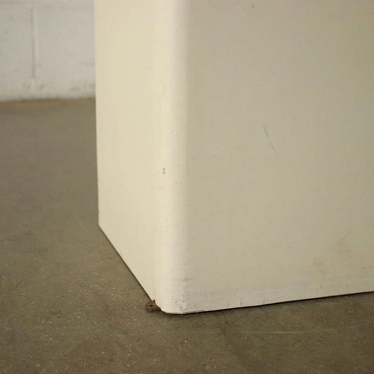 4 Colonne espositori in legno laccato e vetro, anni '60 1242172