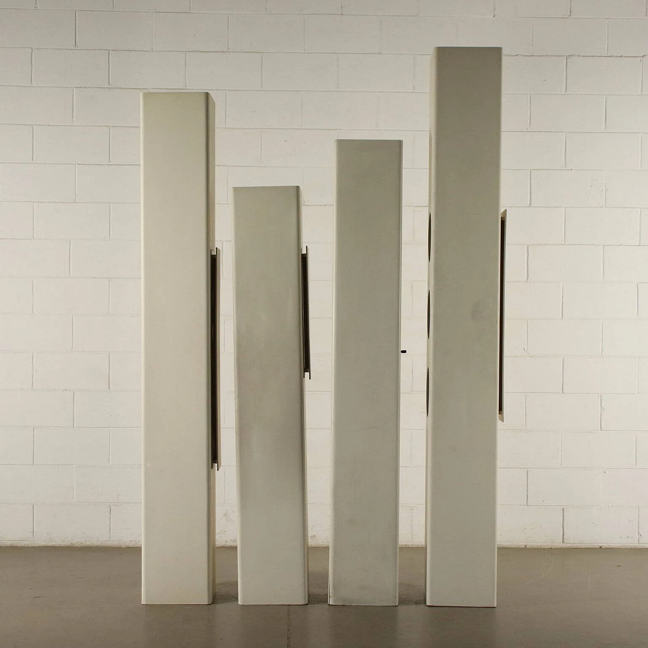 4 Colonne espositori in legno laccato e vetro, anni '60 1242173