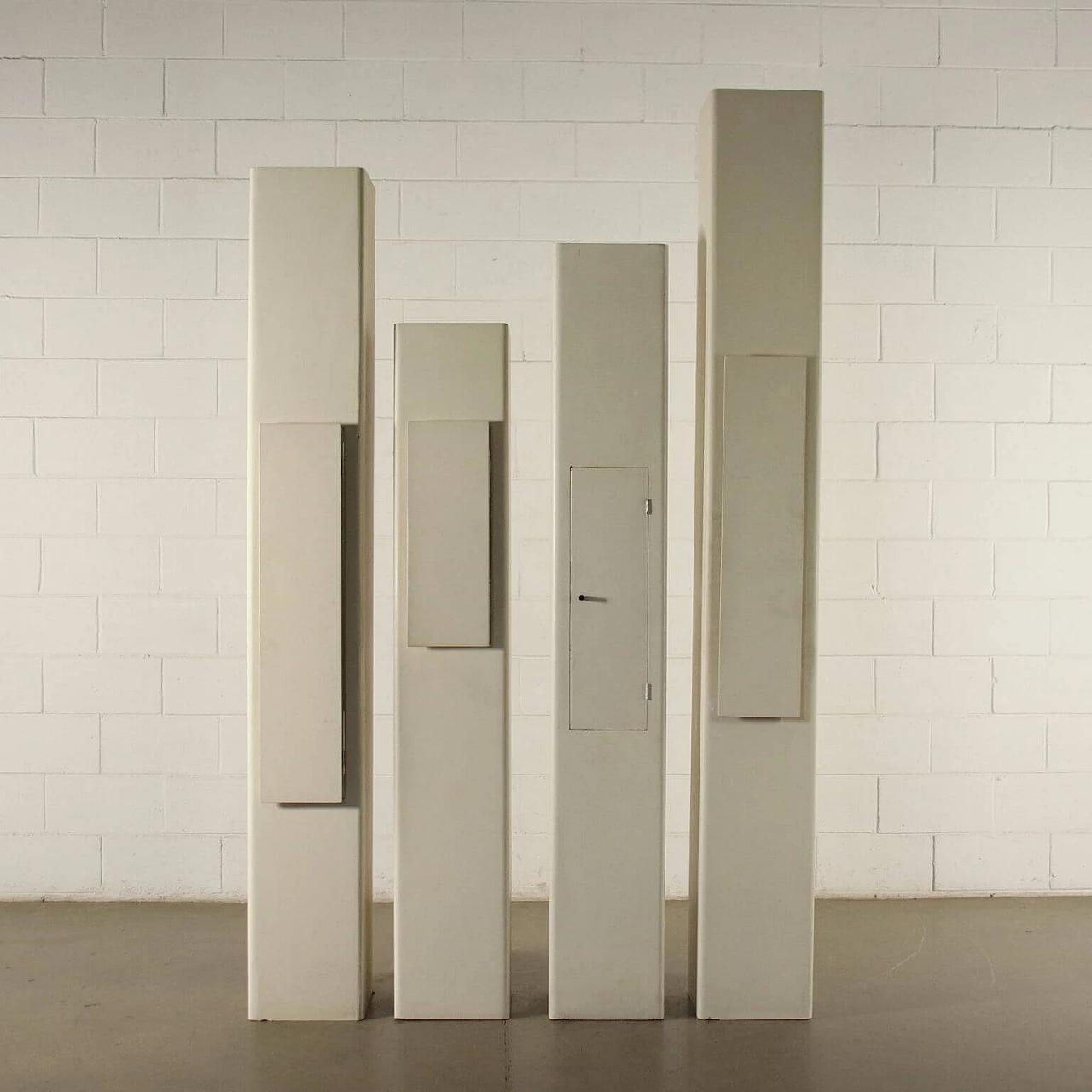 4 Colonne espositori in legno laccato e vetro, anni '60 1242174