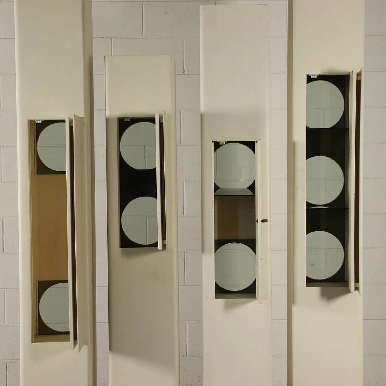 4 Colonne espositori in legno laccato e vetro, anni '60 1242175