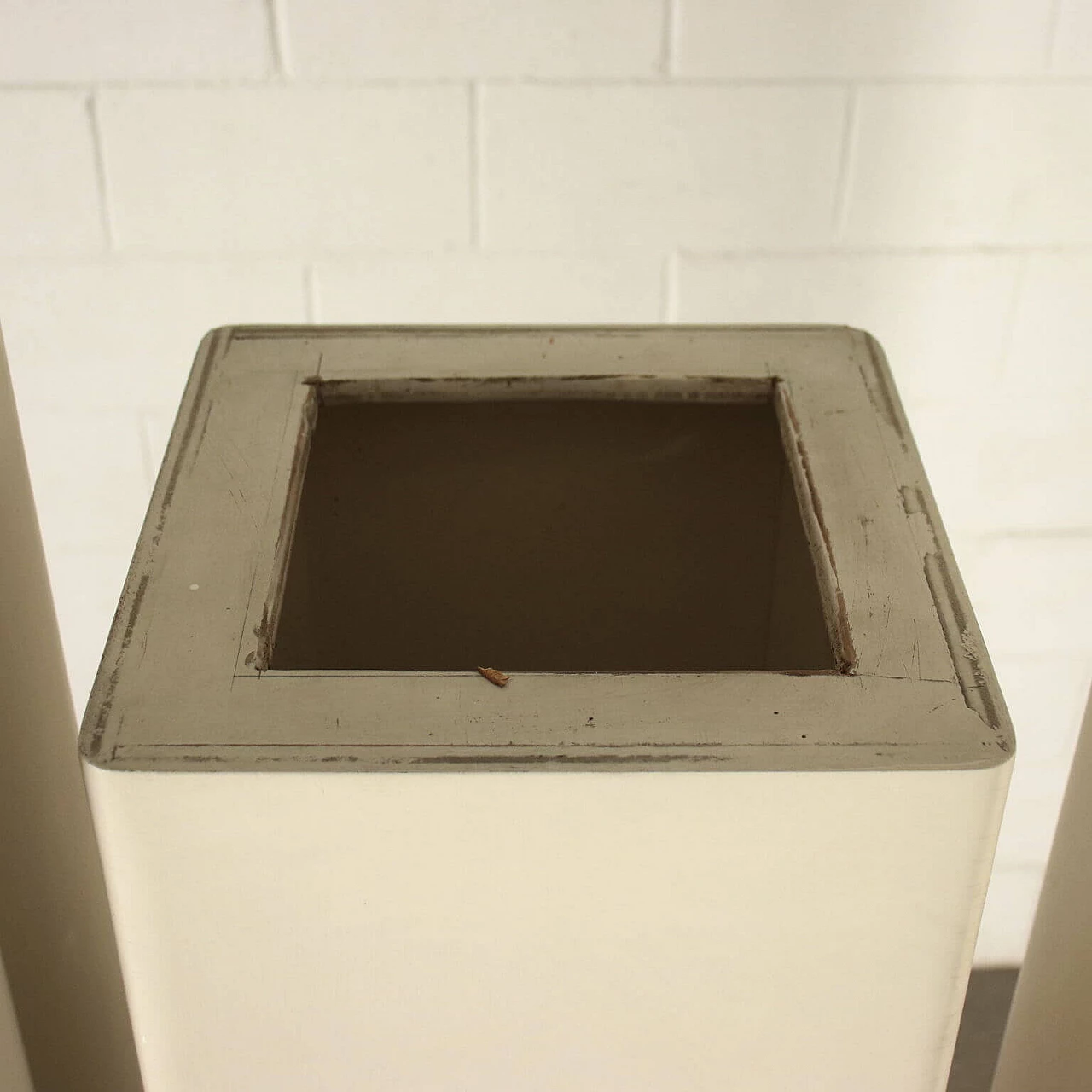 4 Colonne espositori in legno laccato e vetro, anni '60 1242176