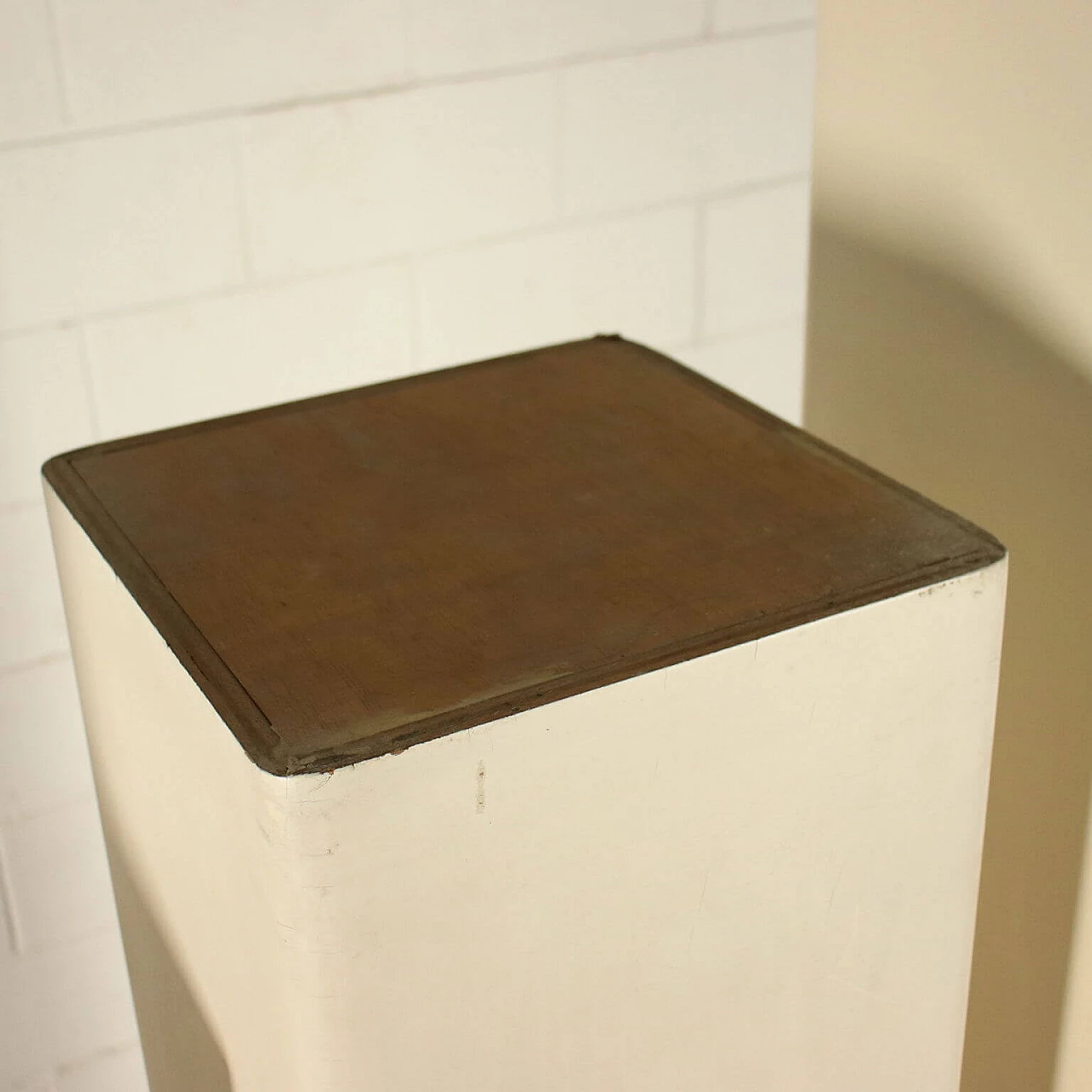 4 Colonne espositori in legno laccato e vetro, anni '60 1242177