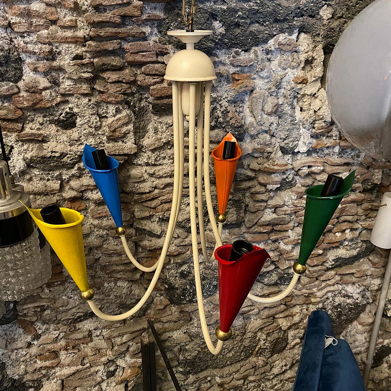 Lampadario in ottone e metallo dipinto, anni '50 1242307