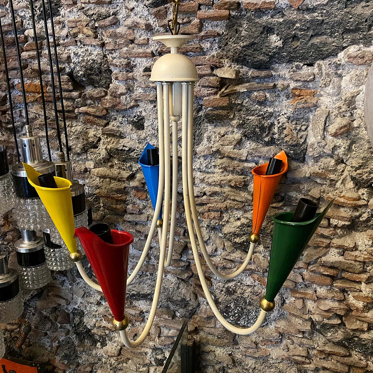 Lampadario in ottone e metallo dipinto, anni '50 1242308