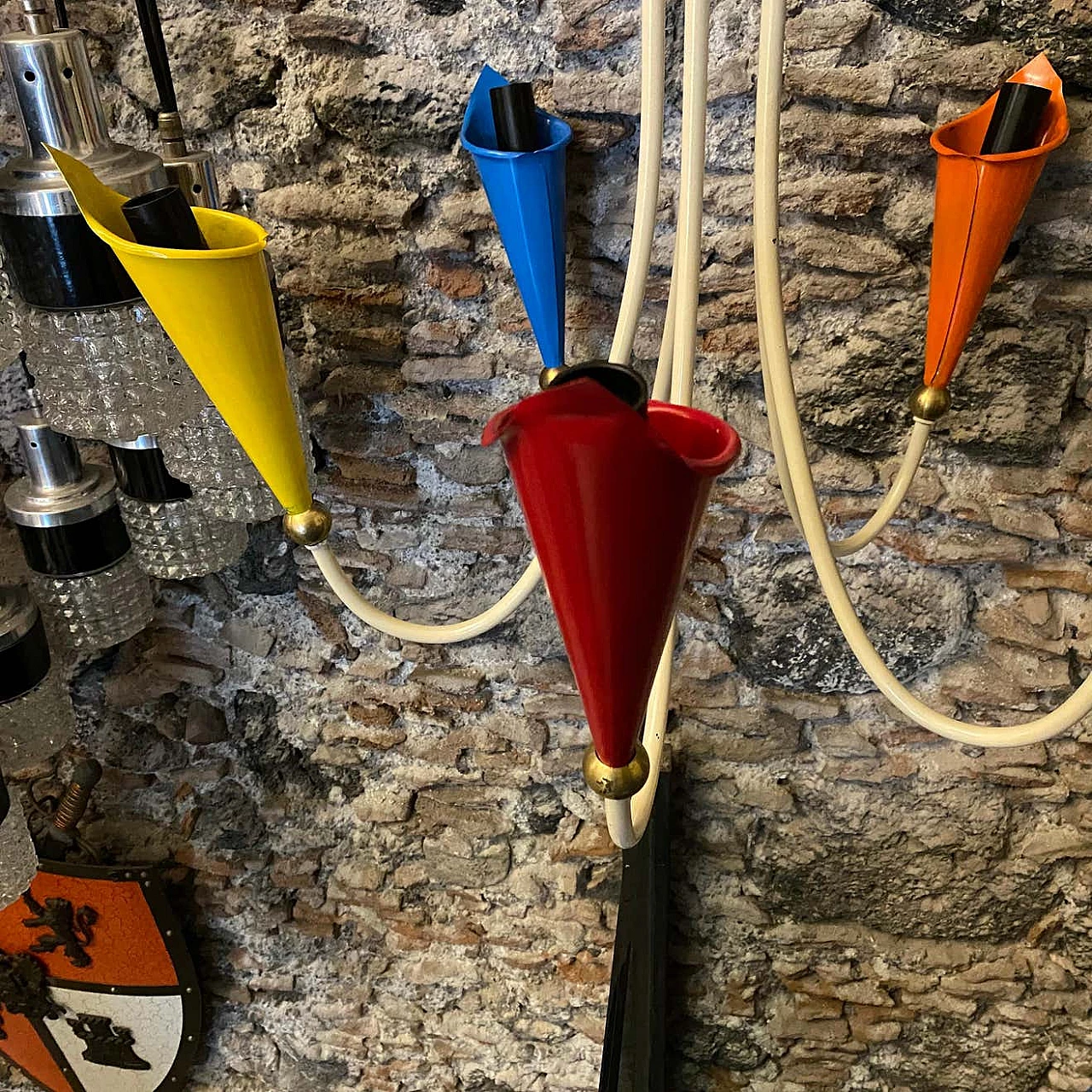 Lampadario in ottone e metallo dipinto, anni '50 1242314