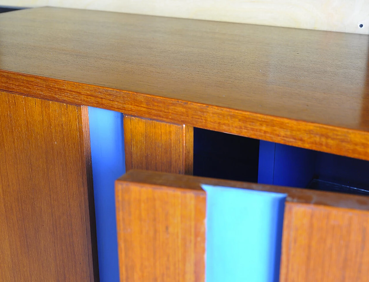 Credenza alta in legno con inserti azzurri, anni '70 1242406