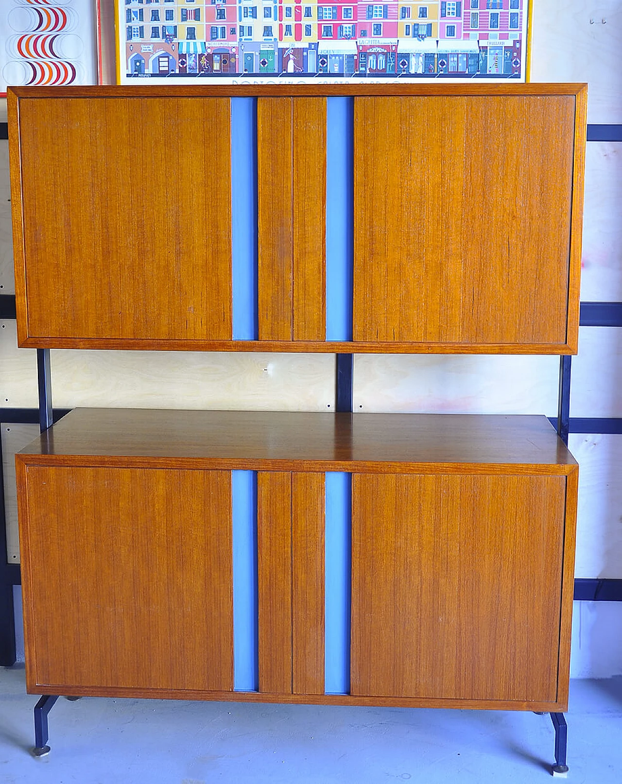 Credenza alta in legno con inserti azzurri, anni '70 1242407